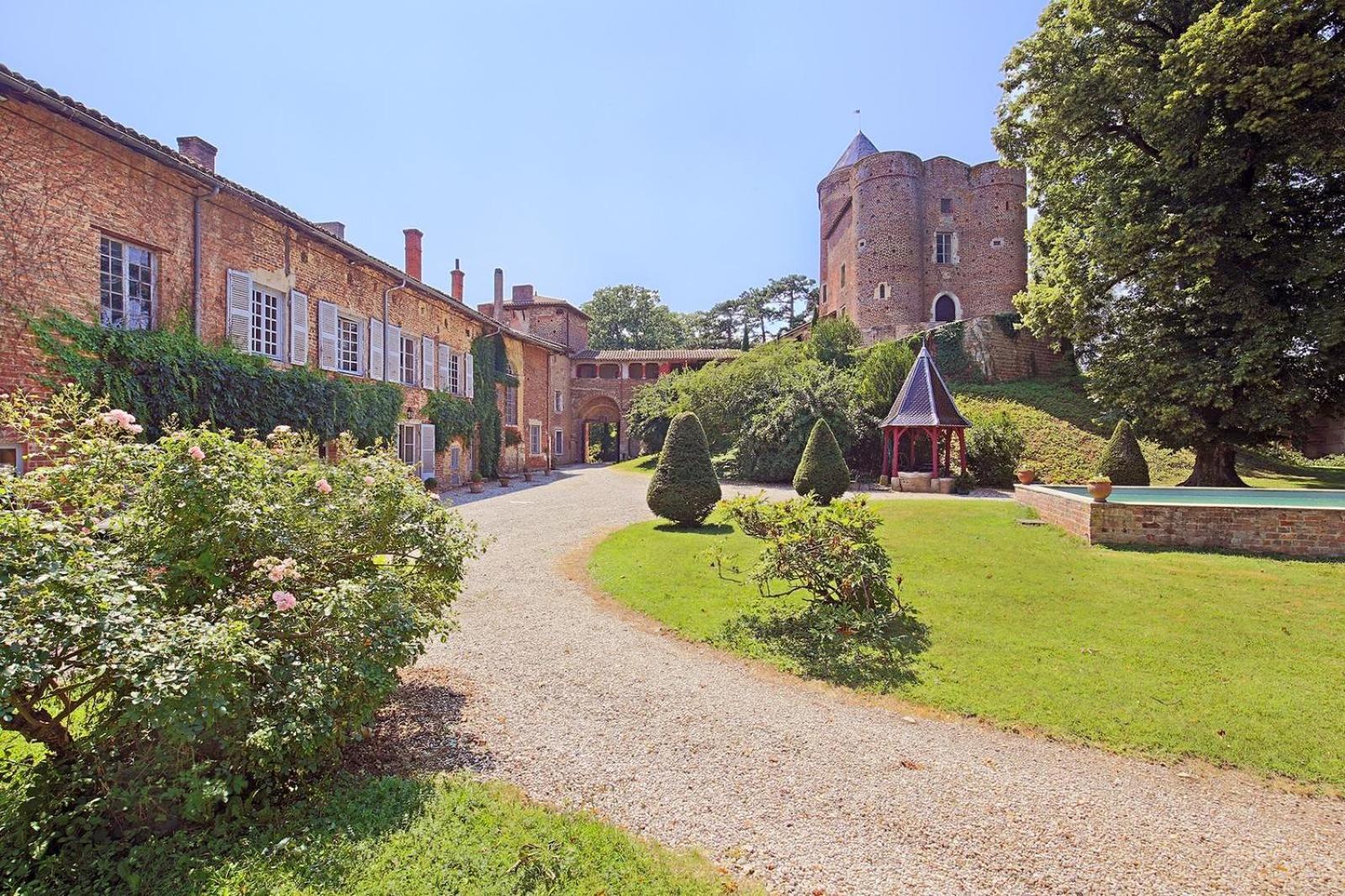 Chateau Du Montellier Bed & Breakfast