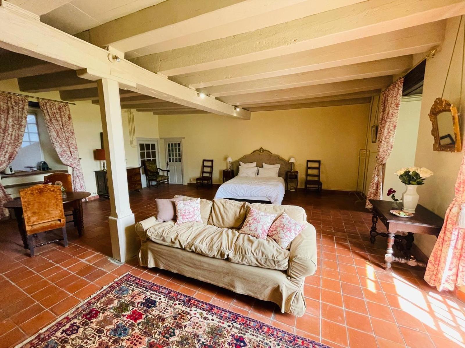 Chateau Du Montellier Bed & Breakfast *
